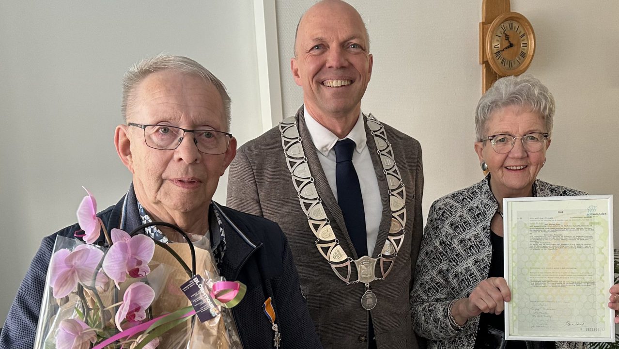 Anne en Trijntje van Houten uit Surhuisterveen vieren 60-jarig huwelijk