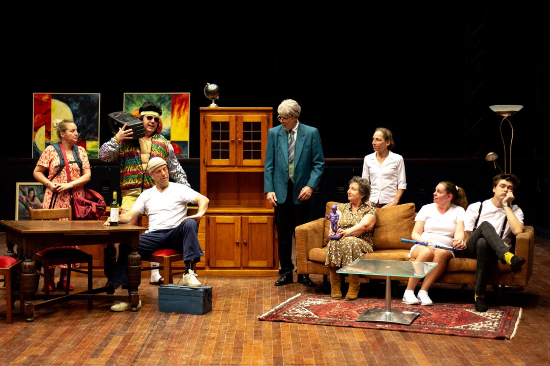 Burdaarder Toneel: Ongenode Belgische familievisite