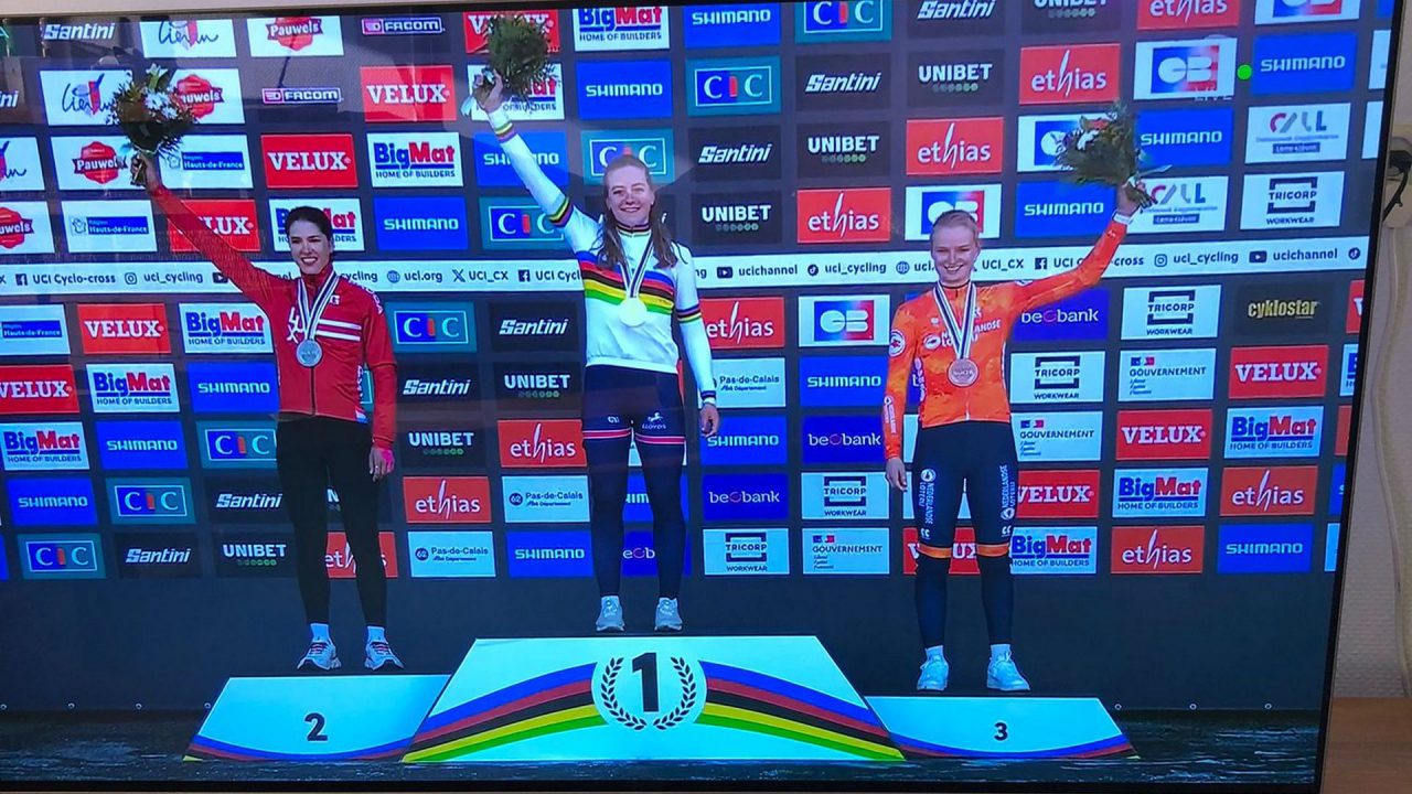 Veldrijdster Leonie Bentveld pakt brons op WK onder 23 jaar