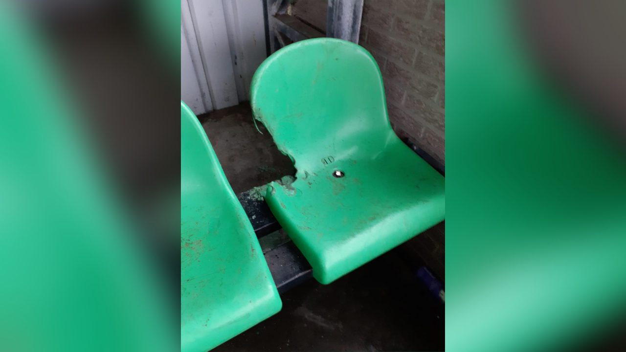 UPDATE: Vernielingen op tribune VV Harkema-Opeinde