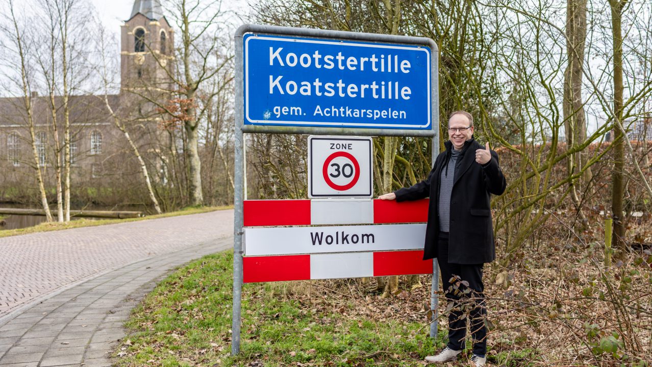 ‘Wolkom’ en ‘Oant sjen’ op de plaatsnaamborden van Kootstertille
