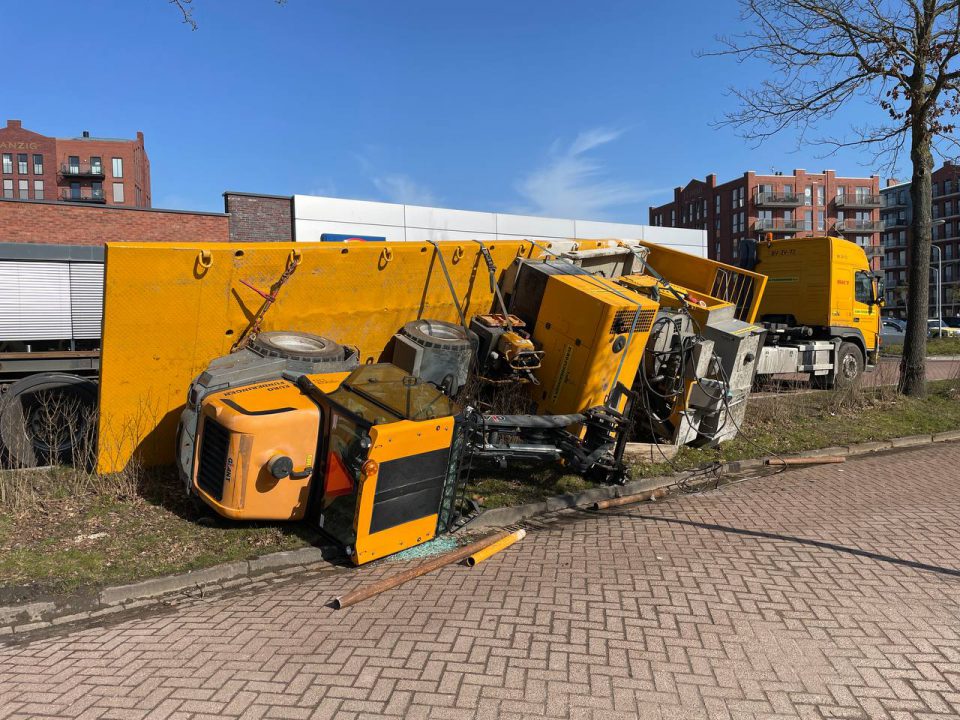 Kraanwagen kantelt bij Lidl in Dokkum
