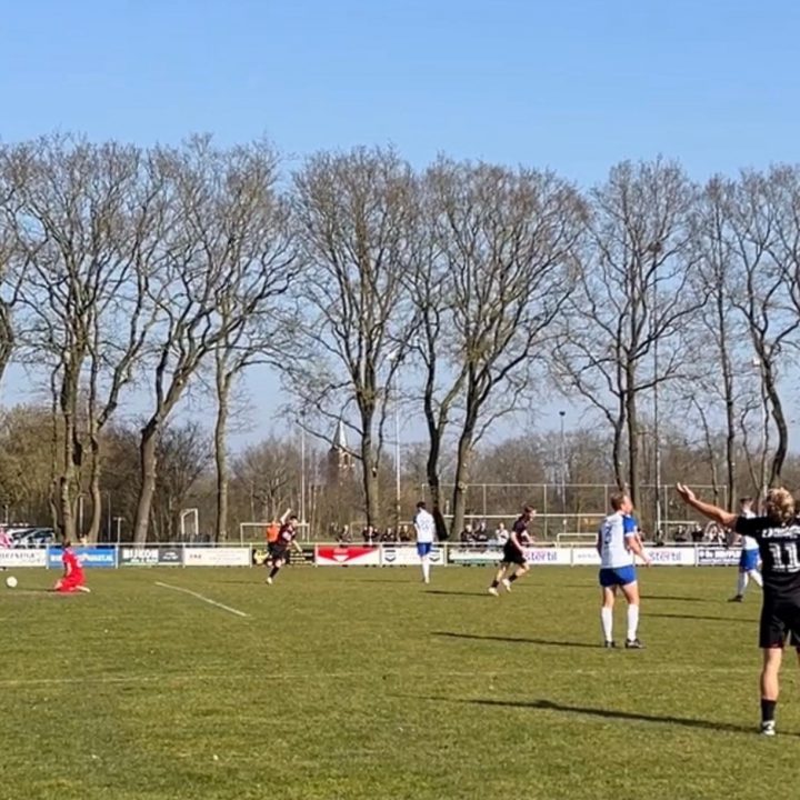 Gelijk de harde wind was de wedstrijd bij vlagen redelijk