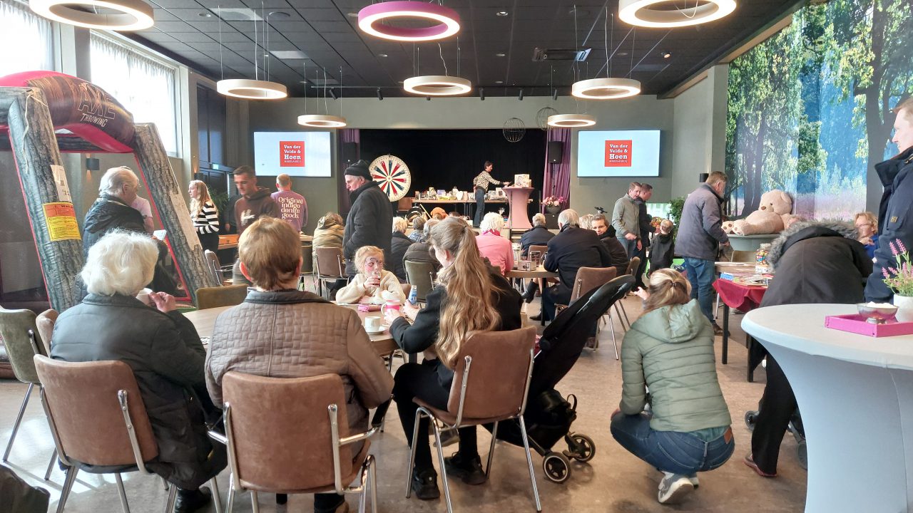Vintagemarkt en Bazaar trekt veel bezoekers naar Surhuisterveen
