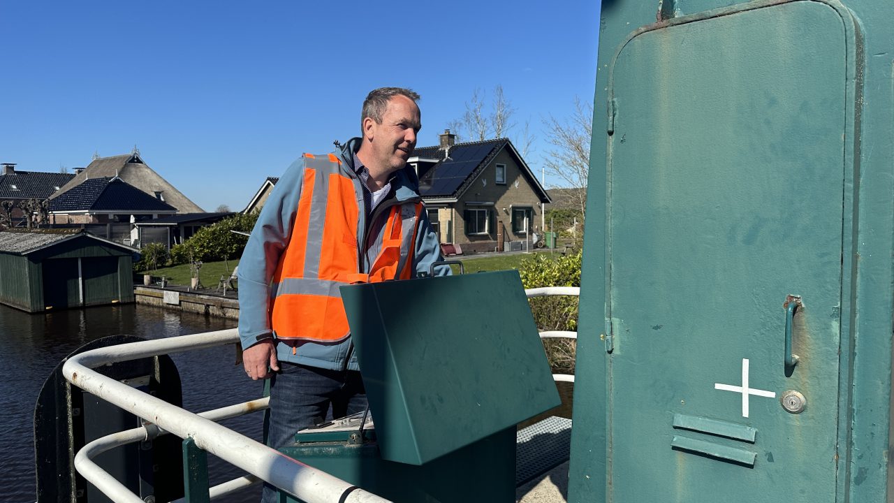 Brug Eastermar vanaf nu weer bediend door ‘brêgewippers’: “Dit woe ik altyd al dwaan”