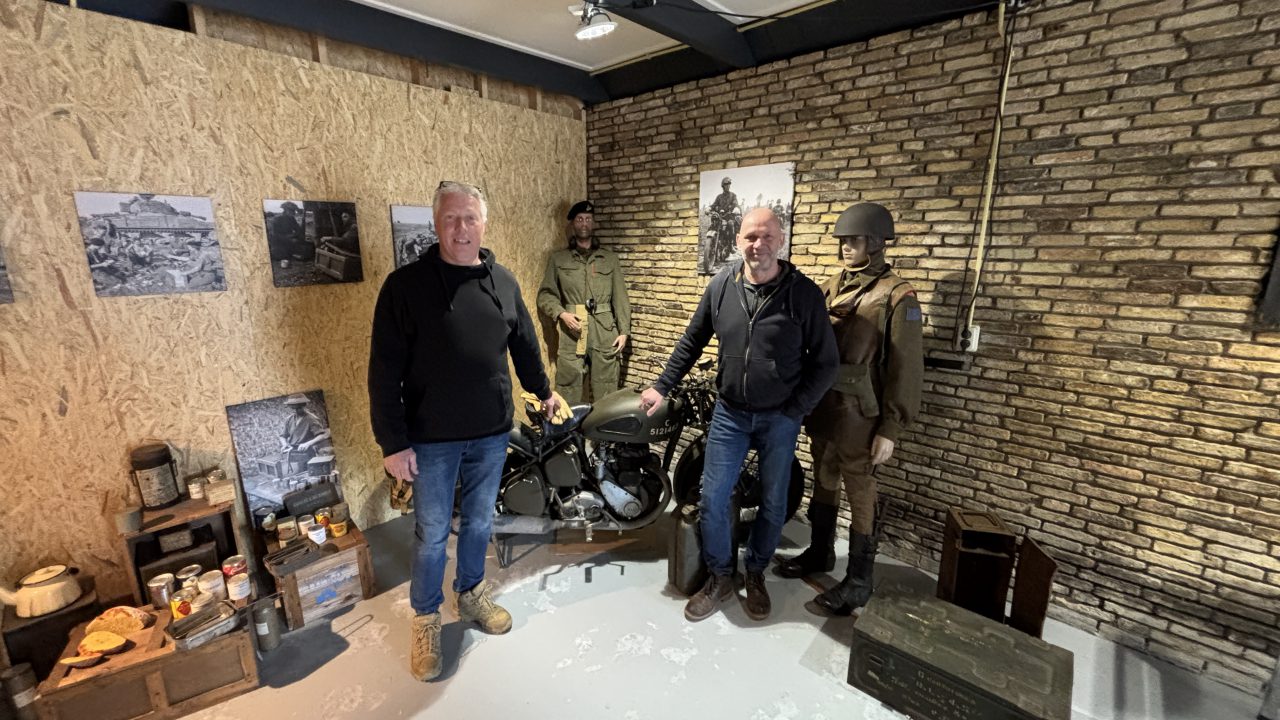 VIDEO: Expositie over bevrijding in Ringo Bar: "Motoaren, mar ek spesjale dokuminten"