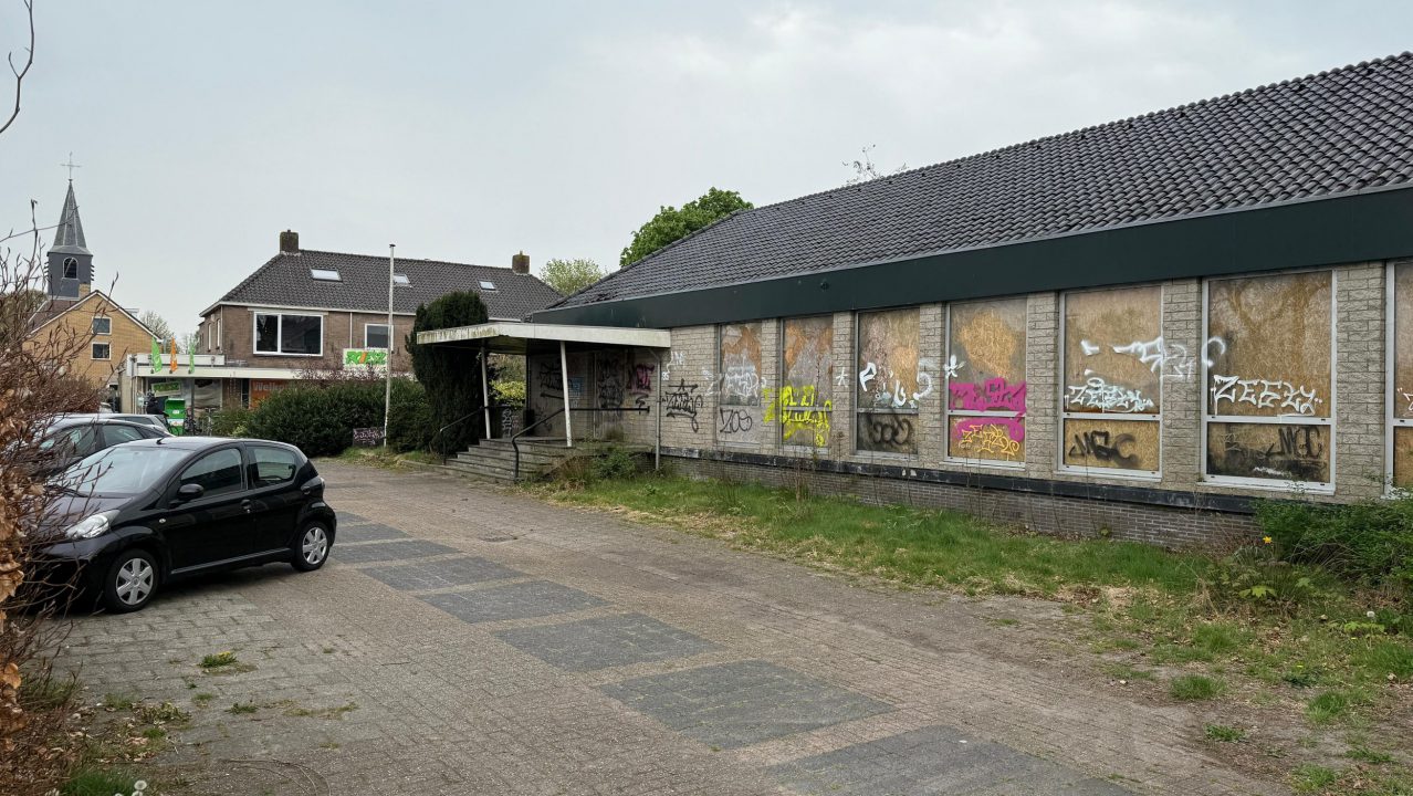 Oude Rabobank-gebouw in Hurdegaryp tegen de vlakte: dit komt ervoor in de plaats