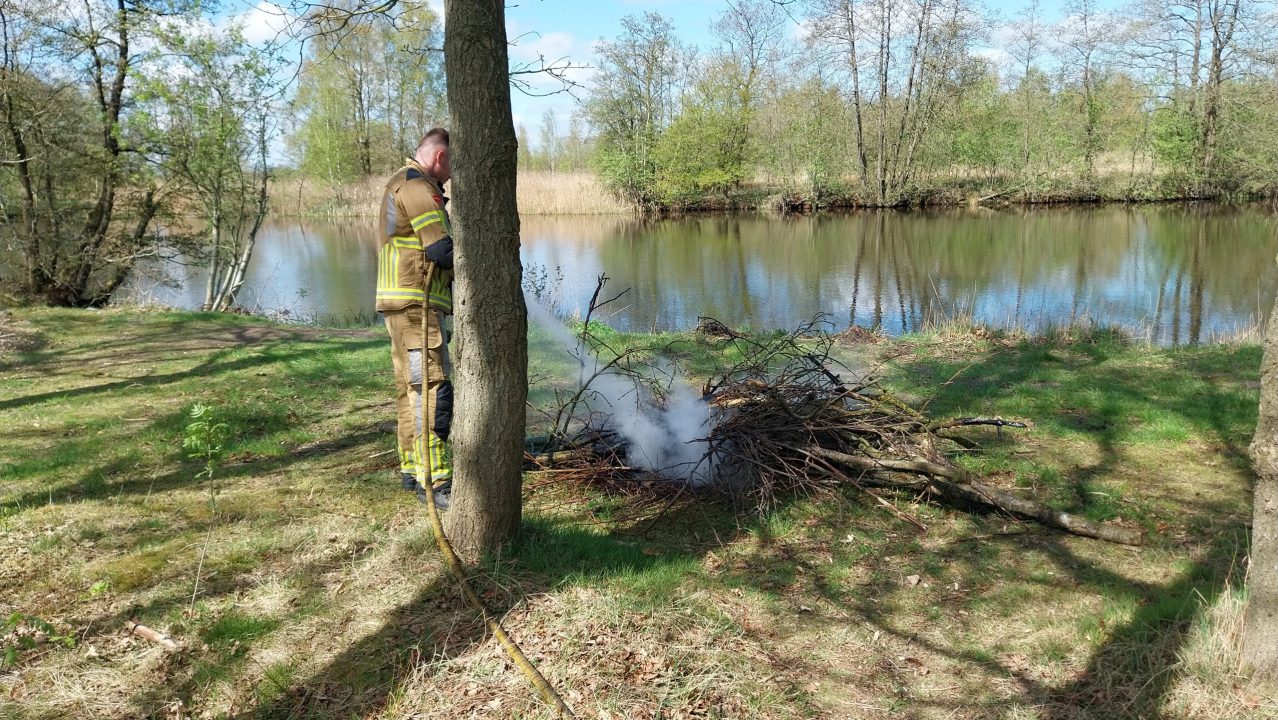 Brandweer rukt uit voor bermbrand aan de Rinewal bij De Falom