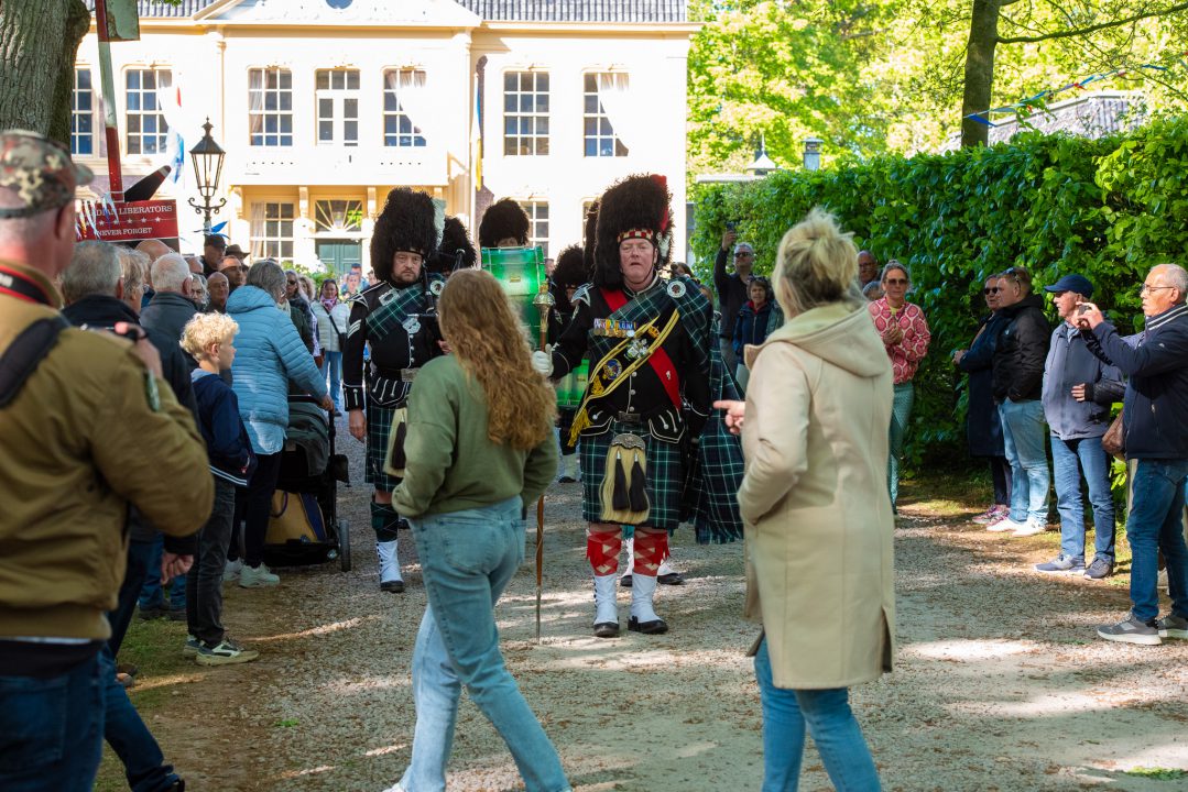 VIDEO: Drie colonnes historische legervoertuigen doorkruisen Fryslân
