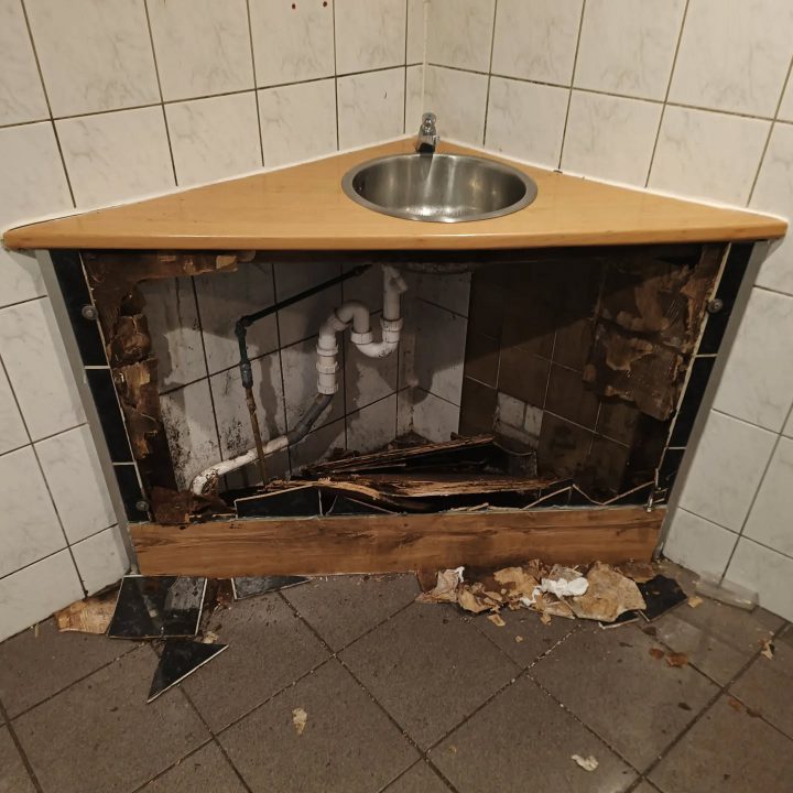 Interieur dames-wc vernield bij Ponderosa in Dokkum