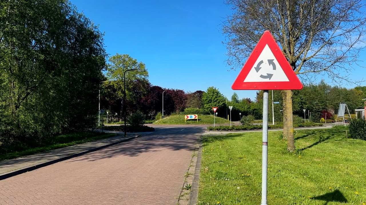 VIDEO: Onveilige rotonde in Surhuisterveen: 