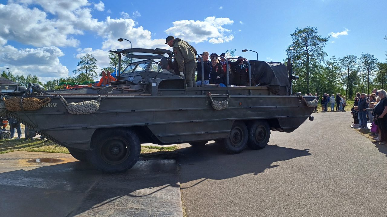 VIDEO: Jong en oud onder de indruk van bevrijdingscolonne in De Westereen
