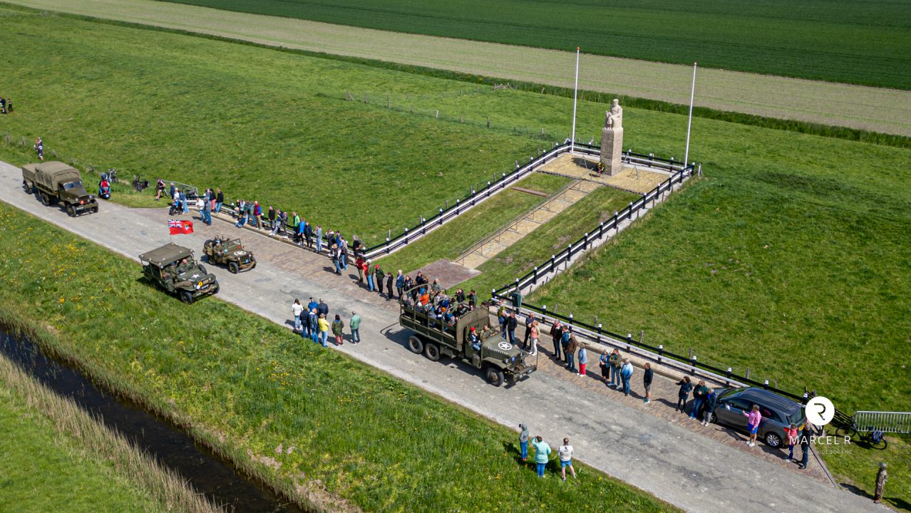 VIDEO: Indrukwekkende colonne met legervoertuigen: Noordoost-Fryslân herdenkt 80 jaar bevrijding