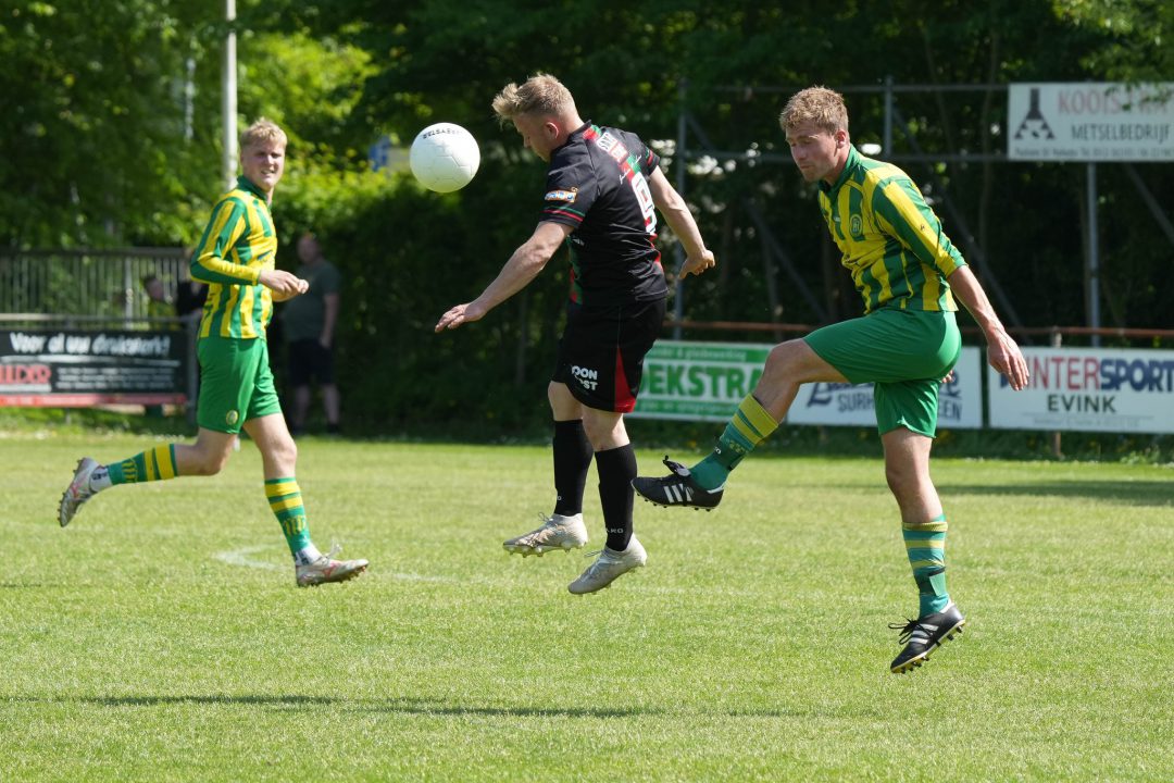 Strijdbaar Harkema-Opeinde buigt in slotkwartier voor Zwaagwesteinde