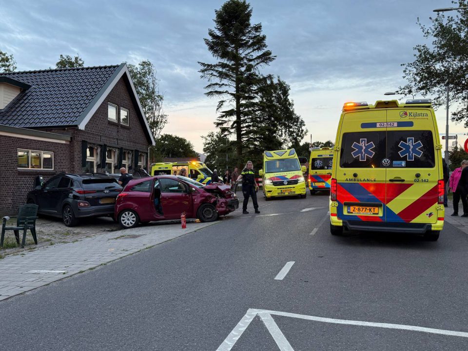 Twee auto’s in botsing bij Jistrum, ravage is groot