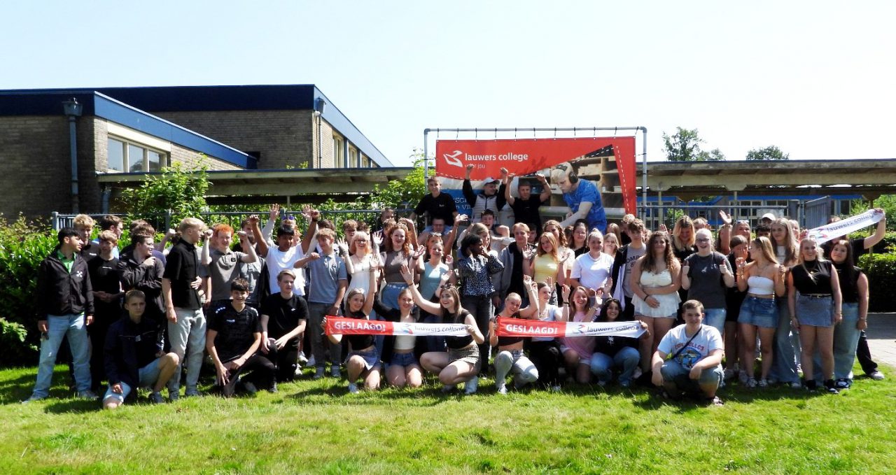 Vlag uit in Kollum: bijna alle eindexamenleerlingen Lauwers College geslaagd