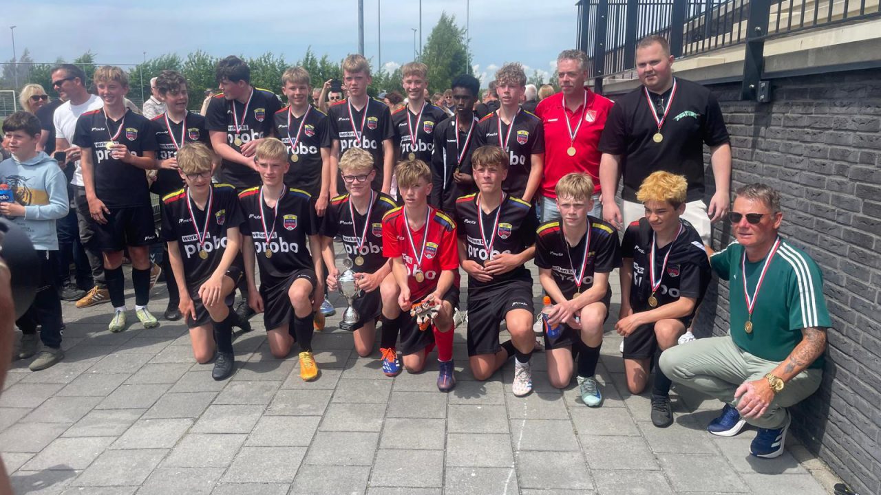 Combi Ternaard-Holwerd JO15 wint bekerfinale overtuigend