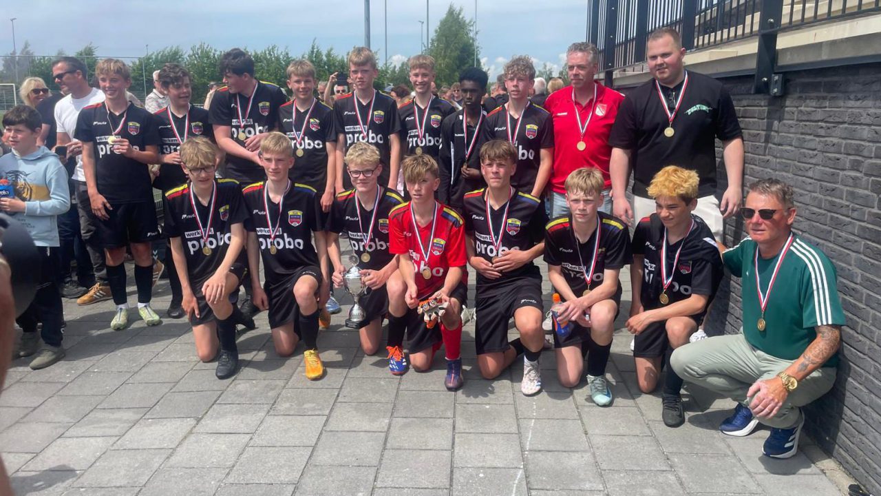 Combi Ternaard-Holwerd JO15 wint bekerfinale overtuigend