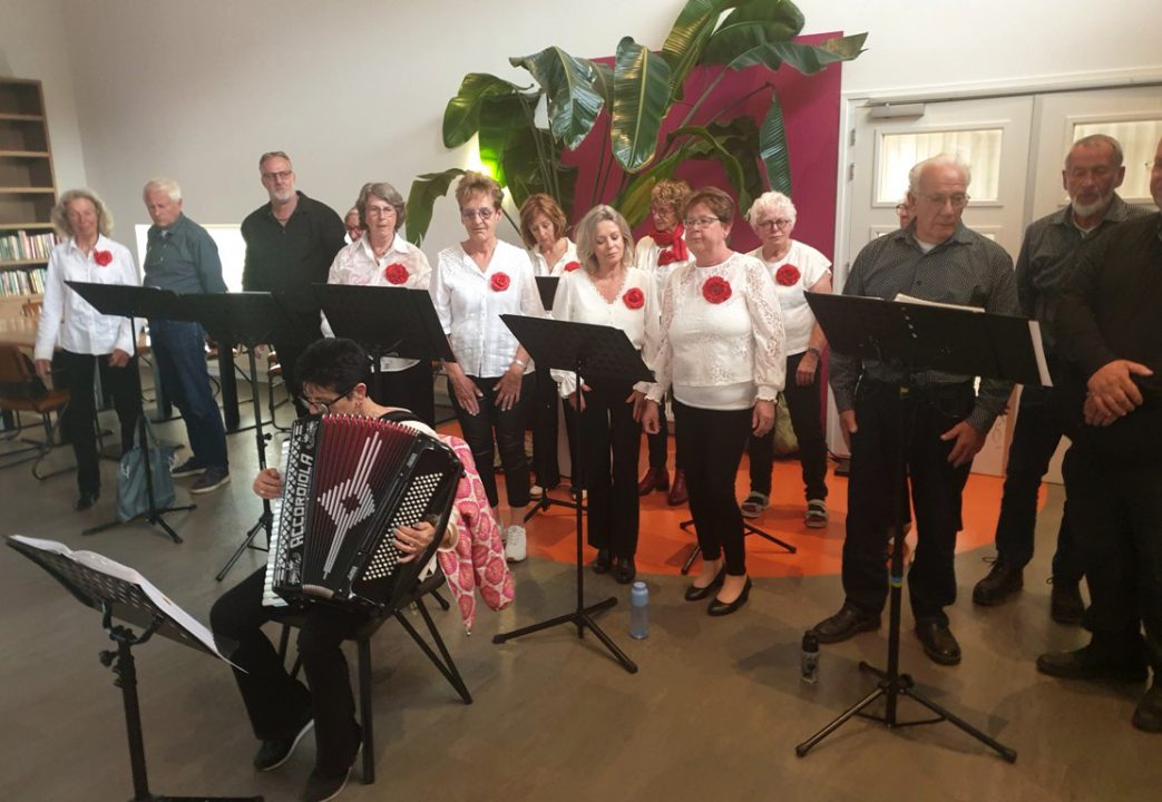 Laatste optreden voor de zomer van het Amusementskoor in de Waadwente te Dokkum