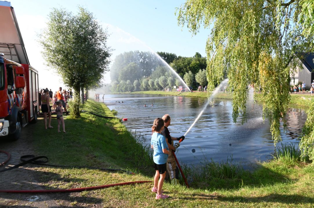 Brandweer zorgt voor waterpret in Surhuisterveen