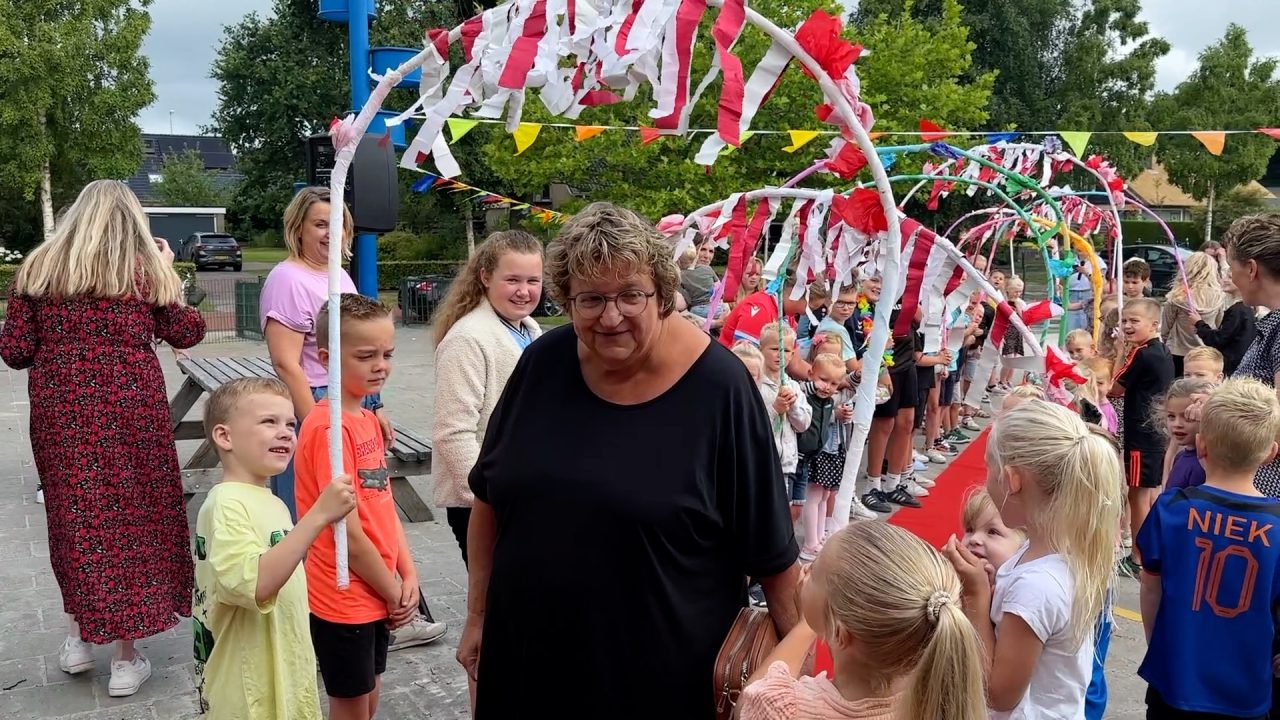 Juf Doetie na 45 jaar onderwijs met pensioen: 
