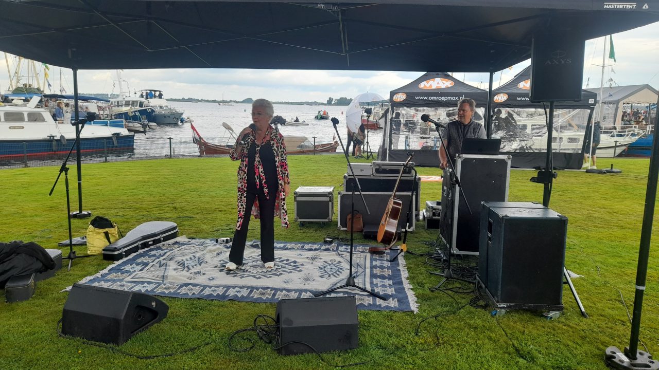 Griet Wiersma zorgt met eenmalig optreden voor feest na skûtsjesilen
