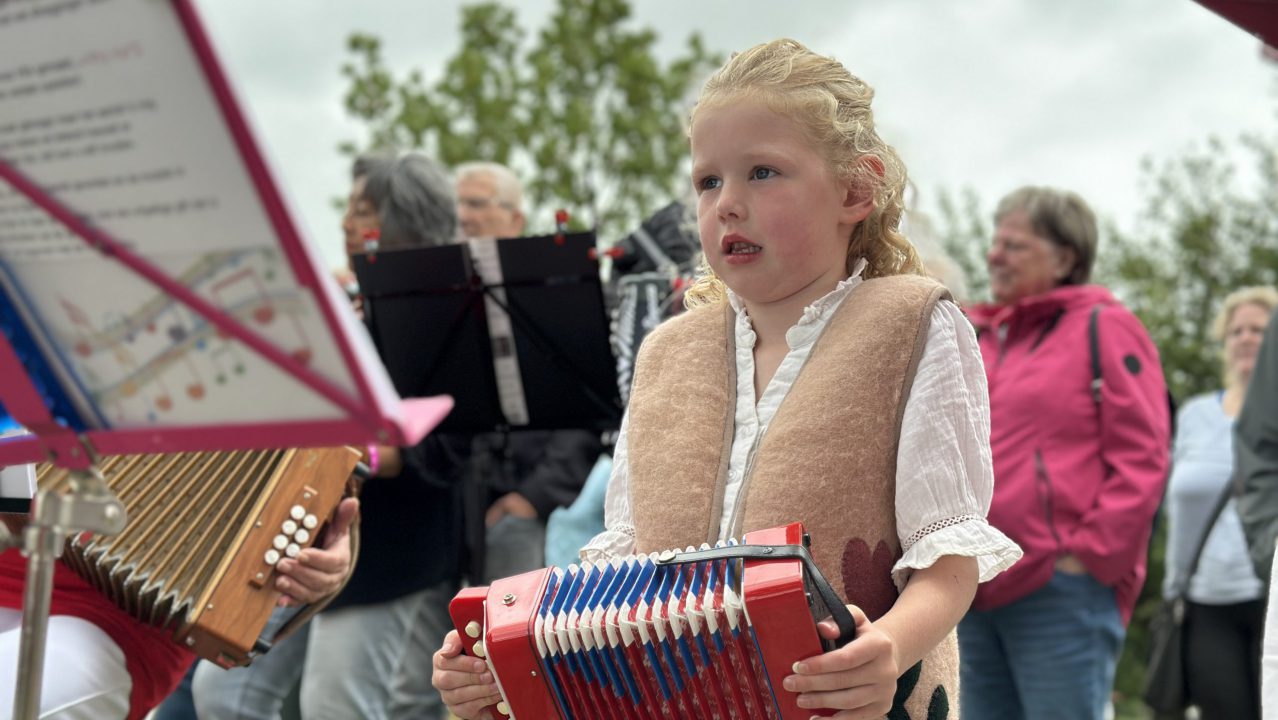Recordpoging trekharmonica’s in Harkema: “Wy wiene mei sa’n 135”