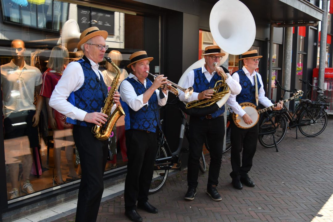 Dixielandklanken in het centrum van Surhuisterveen
