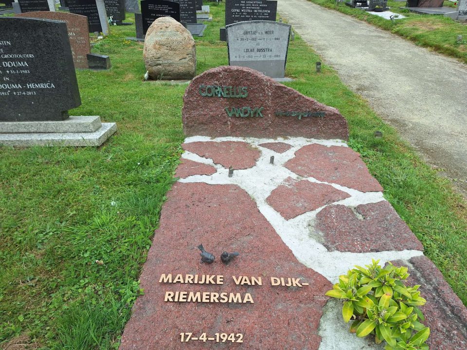 Grafbeelden gestolen in Oentsjerk: beloning van € 500,- uitgeloofd