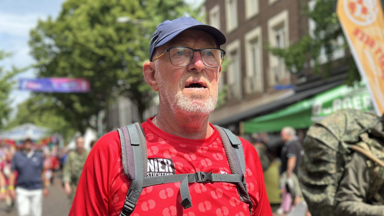 Hessel Hansma (71) uit Burgum zamelt €2.413 in tijdens Nijmeegse Vierdaagse: “Grutsk