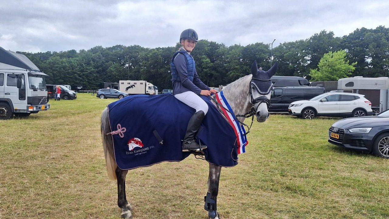 Minke van Houten Fries kampioen pony springen in Harich