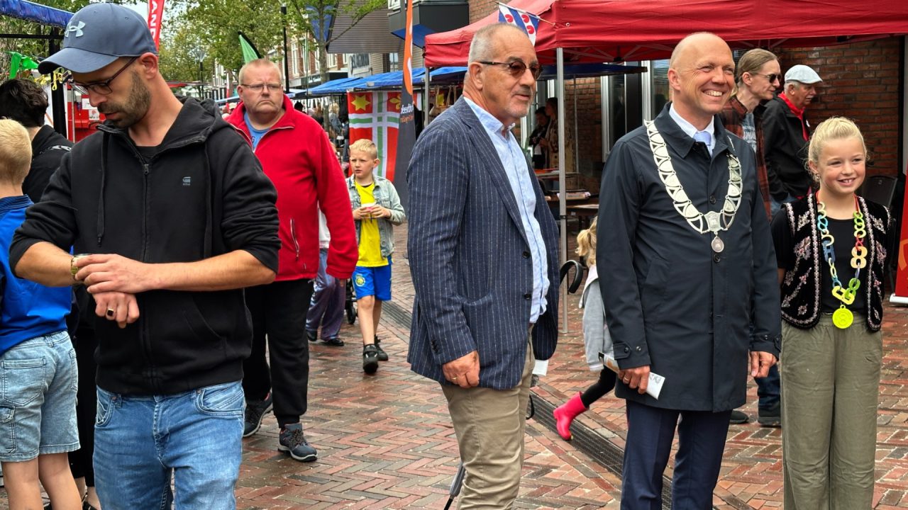 Verdeeld onthaal bij opening vernieuwd centrum Buitenpost: 'Moai opknapt, mar net elkenien is bliid'