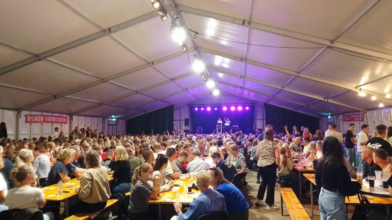 Een volle tent en leuke prijzen bij Feestweek Bingo in Buitenpost
