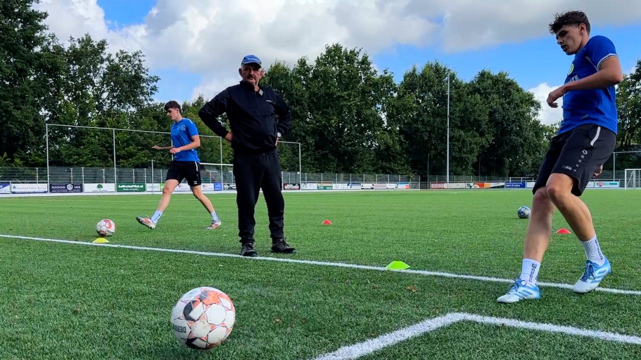 Pake en oud FC-Groningen speler traint tweeling in zomerstop: “Ik sil dy jonges op kondysje bringe”