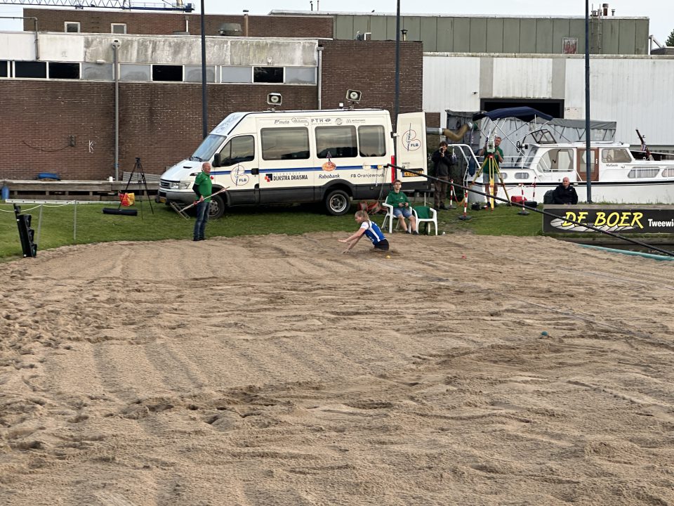 De Jong pakt winst bij fierljeppen in Burgum, Terpstra mist finale