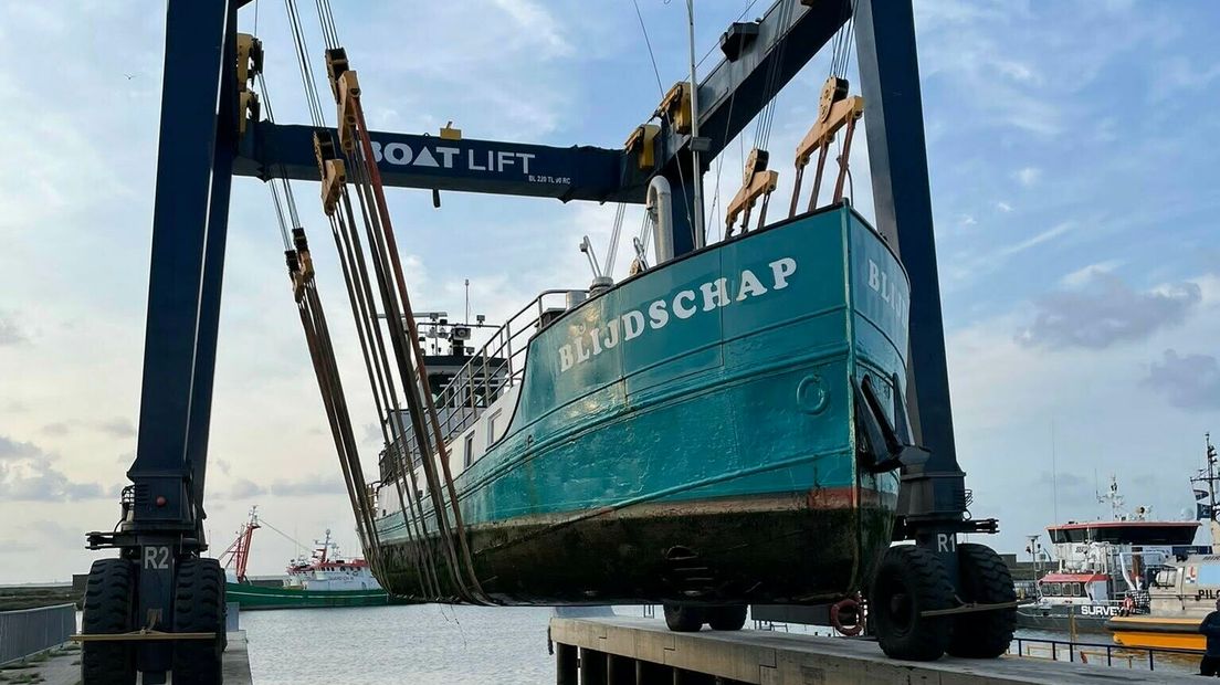 Wadlopers naar ander schip door lek