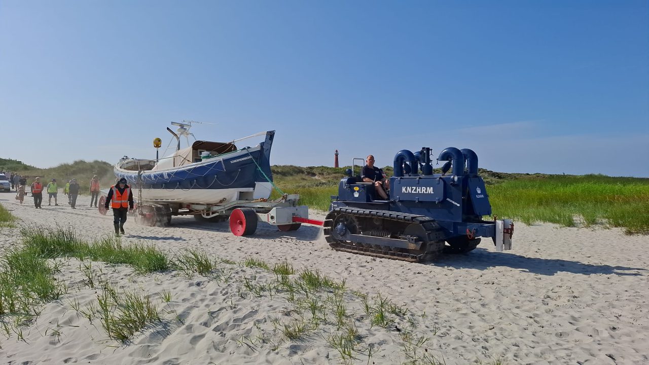 Voormalige reddingsboot Willem Horsman te water op Schiermonnikoog
