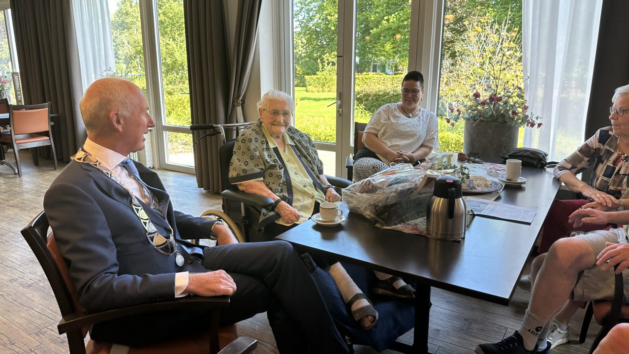 ‘It kopke is noch goed’, zegt 105-jarige Lamke, oudste inwoonster van Achtkarspelen