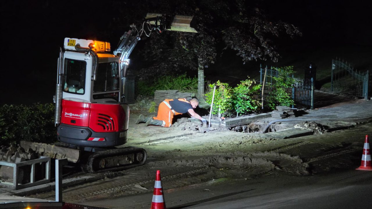 De Westereen deels zonder water door gesprongen leidingen