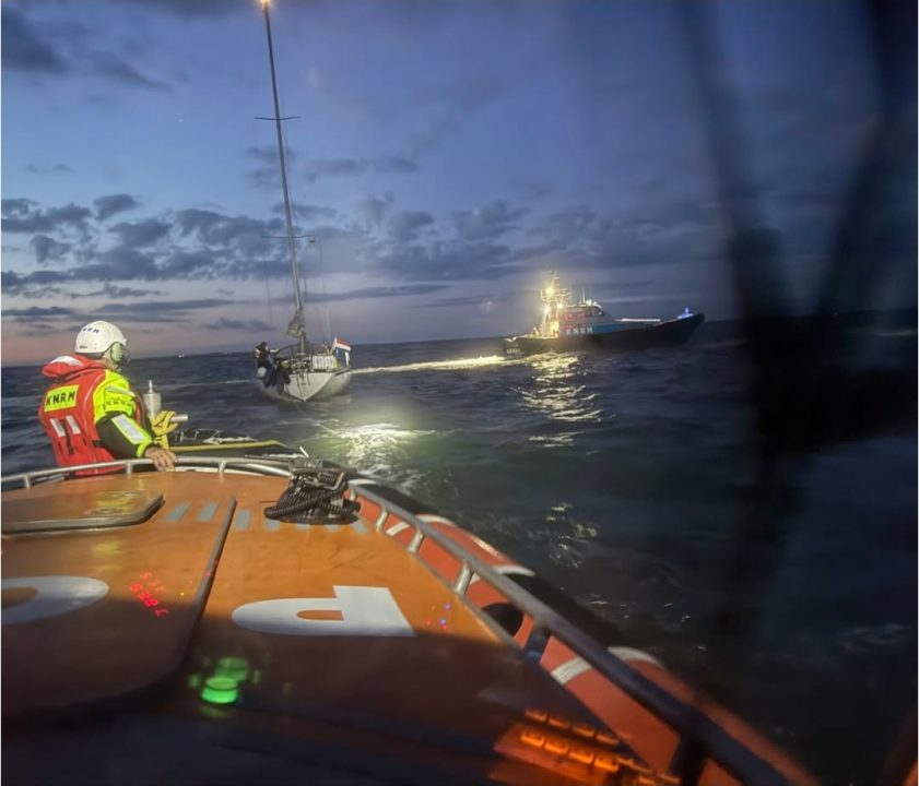 Zeiljacht vastgelopen bij Schiermonnikoog: KNRM schiet te hulp