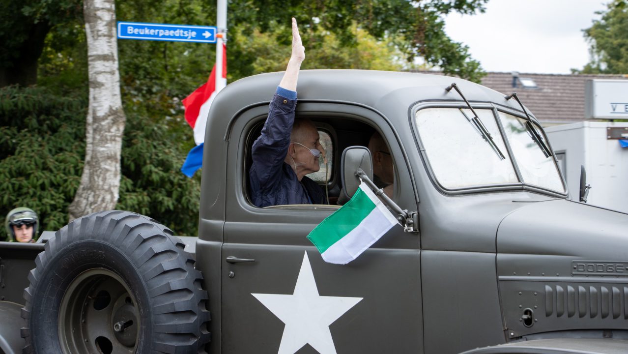 NPO Radio 2 KWF wens voor Tjipke uit Twijzel, ruim dertig legervoertuigen