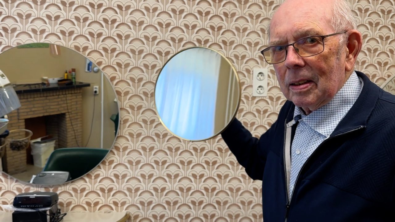 Al vijftig jaar geen kapper meer, maar Arjen (89) kan zo weer beginnen