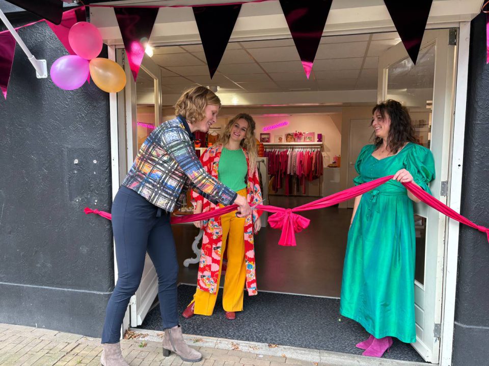 Petit Paris Vintage viert opening nieuw pand in Burgum
