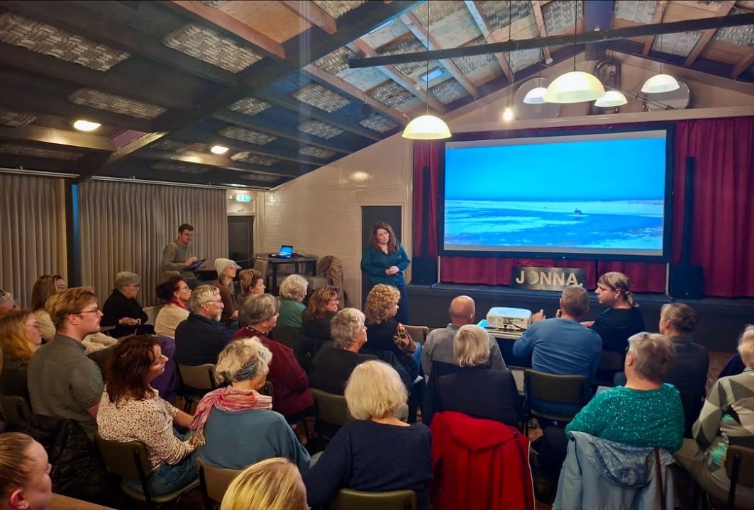 Dorpentour KRIICH brengt diep gesprek over taal en identiteit