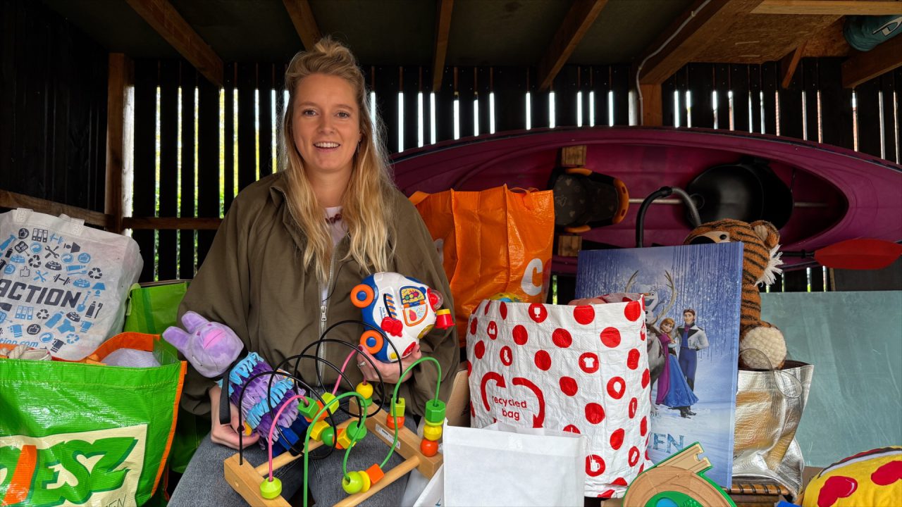 Sinterklaascadeautjes voor gezinnen met kleine beurs: “Alle bern fertsjinje in kadootsje”