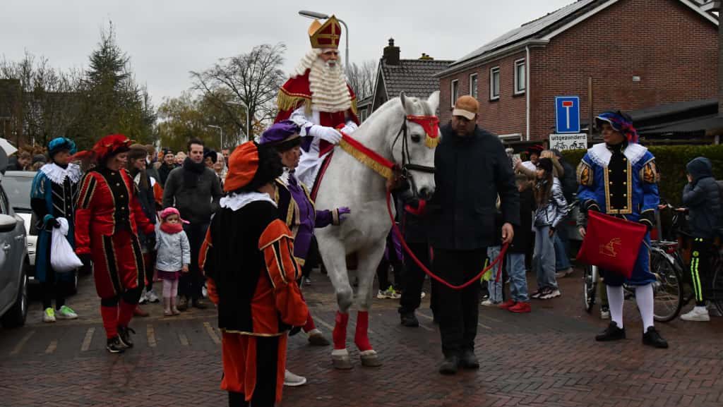 Sinterklaas aangekomen in Surhuisterveen: feest in het centrum