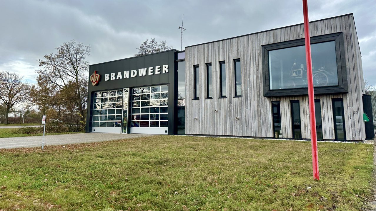 Brandweer rukt twee keer uit in Surhuisterveen voor rook en gaslucht