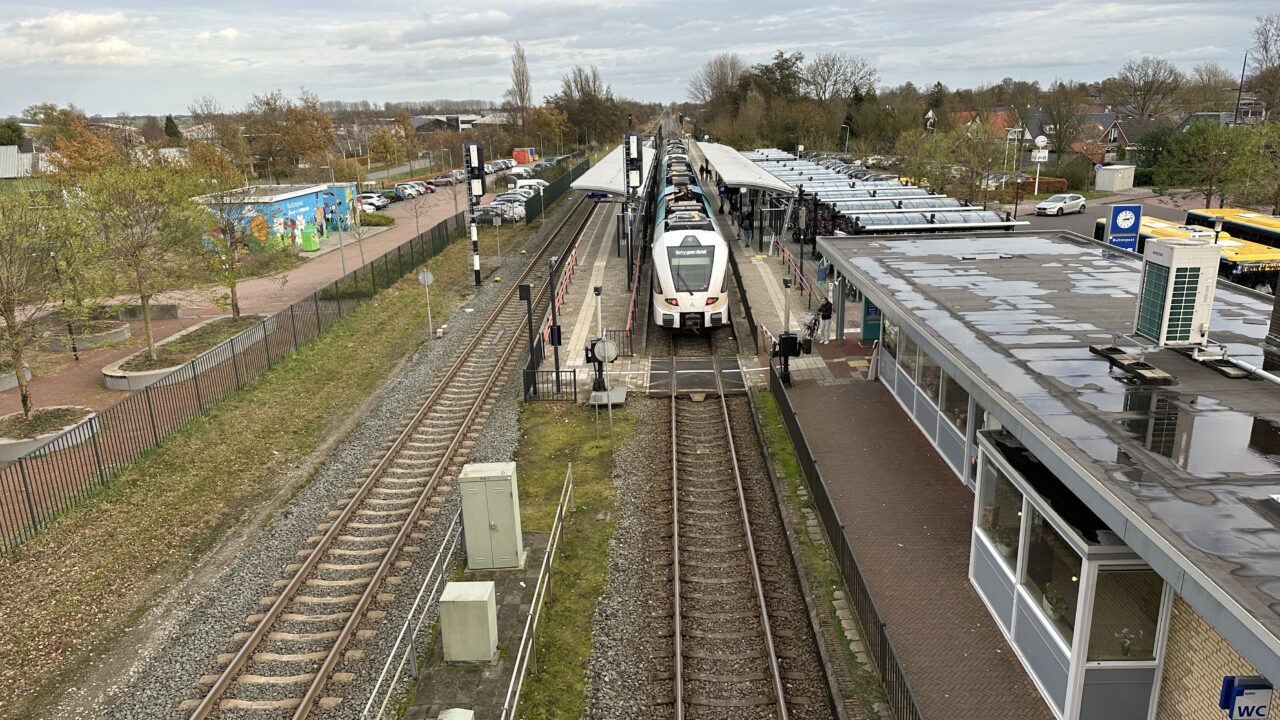 Treinverkeer Buitenpost–Leeuwarden verstoord door defecte trein
