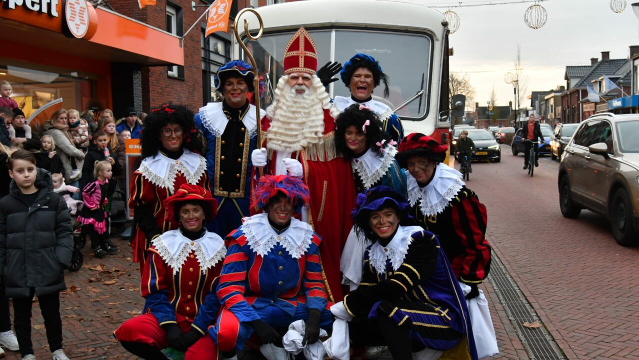 Sinterklaas vertrekt in stijl met klassieke bus uit Surhuisterveen