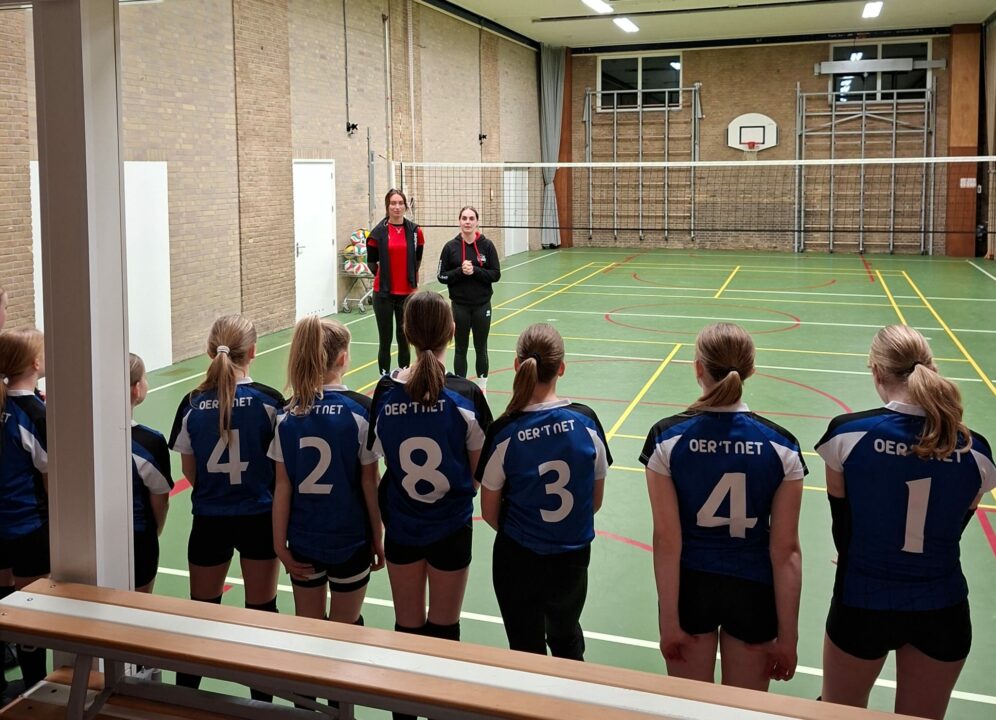 Volleybalclinic met VC Sneek in de sporthal van Ie